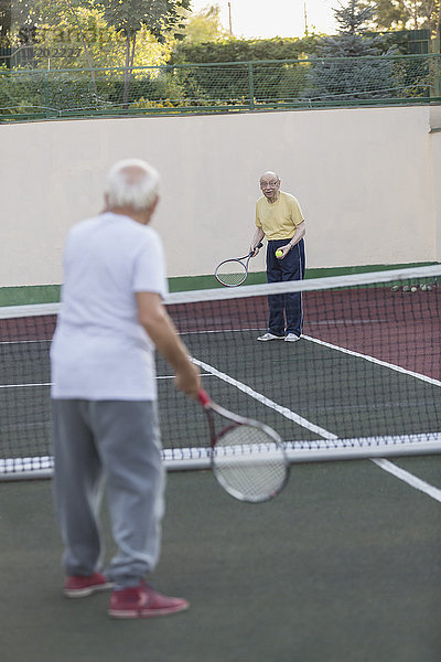 Senioren spielen Tennis auf dem Platz