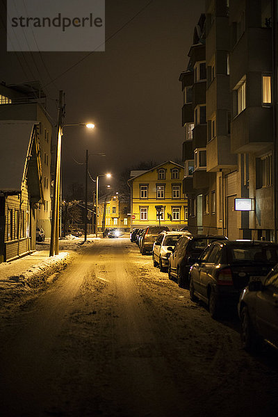 Winterstraße bei Nacht