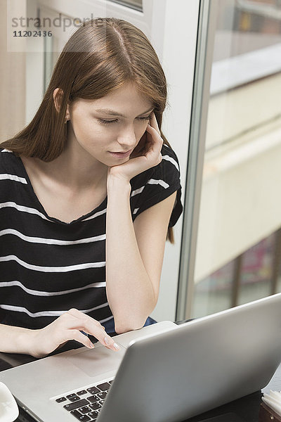 Hochwinkelansicht der Frau mit Laptop in der Bibliothek