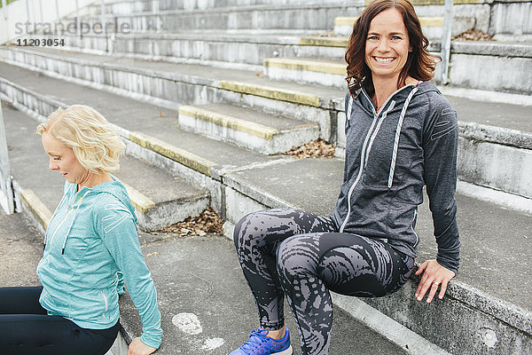 Lächelnde Frauen beim Sport