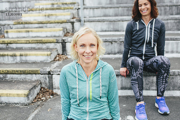 Lächelnde Frauen im Stadion