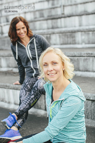 Lächelnde Frauen im Stadion