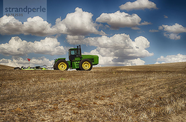 Traktor in einem Weizenfeld; Palouse  Washington  Vereinigte Staaten von Amerika'.