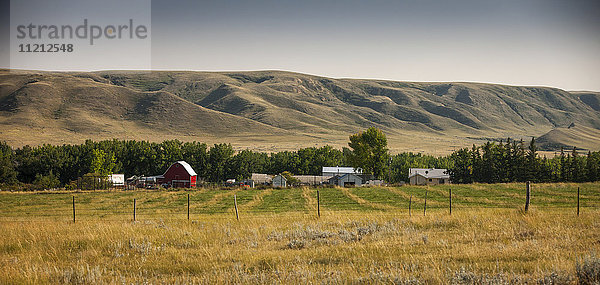 Präriefarmen mit Hügeln im Hintergrund; Saskatchewan  Kanada'.