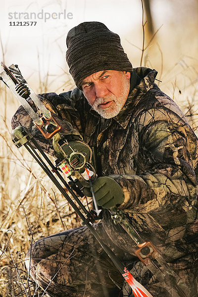 Bogenjäger bei der Jagd auf Weißwedelhirsche im Winter