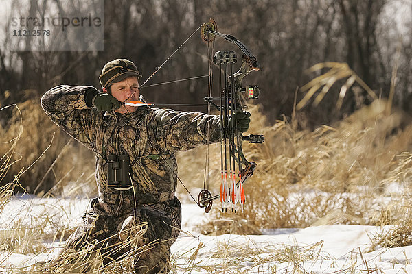 Bowhunter zeichnet Bogenjagd auf Whitetail-Hirsche