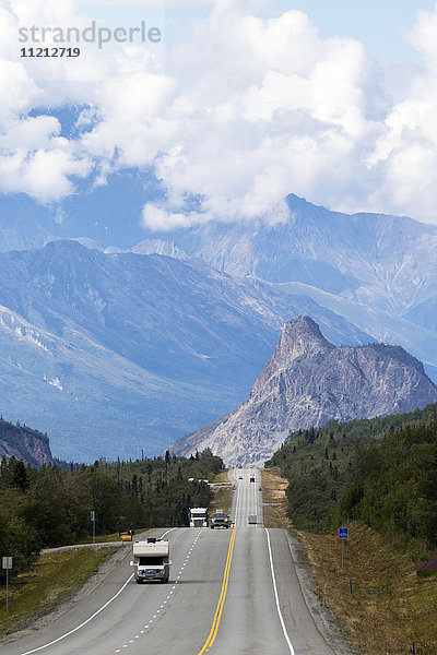 Verkehr auf dem Glenn Highway mit dem Berg Lion's Head im Hintergrund  Southcentral Alaska