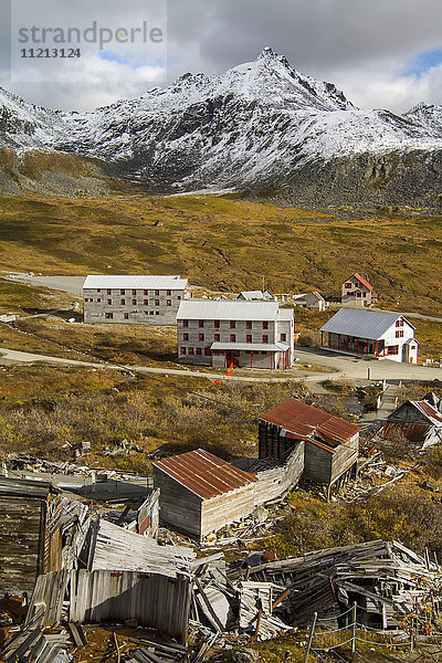 Herbstansicht des restaurierten und verfallenen Minengebäudes der Independence Mine in Hatcher Pass  Southcentral Alaska  USA