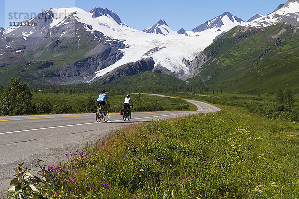 Zwei Radfahrer fahren auf dem Richardson Hwy mit dem Worthington Glacier im Hintergrund  Süd-Zentral-Alaska  USA