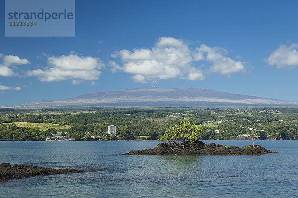 Hilo Bay mit Hilo und Mauna Kea mit Observatorien in der Ferne  dem höchsten Berg Hawaiis; Hilo  Insel Hawaii  Hawaii  Vereinigte Staaten von Amerika'.