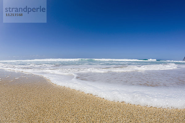 Wasser  das an den Strand gespült wird  Barking Sands (Polihale Beach) auf West Kauai  Ansicht mit Fischaugenobjektiv; Kauai  Hawaii  Vereinigte Staaten von Amerika'.
