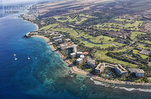 Luftaufnahme der Eigentumswohnungen und Hotels entlang der Küste; Maui  Hawaii  Vereinigte Staaten von Amerika'.