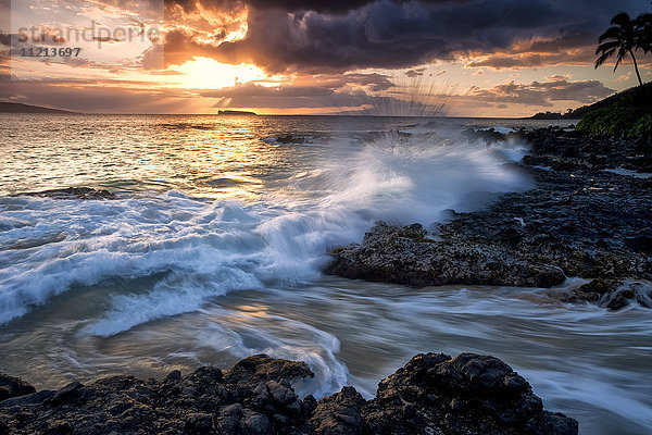 Wasser und Schaum plätschern auf dem Lavagestein entlang der Küstenlinie einer hawaiianischen Insel; Maui  Hawaii  Vereinigte Staaten von Amerika