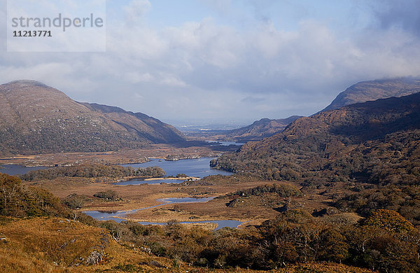 Verschiedene Seen in einer braunen und grünen Hügellandschaft unter einem bewölkten Himmel; Ladies View  County Kerry  Irland'.
