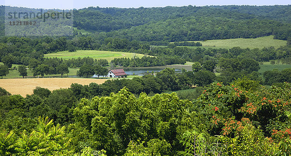 Überblick über eine malerische Farm im Frühsommer vom Natchez Trace Parkway bei Fall Hollows aus gesehen; Tennessee  Vereinigte Staaten von Amerika'.