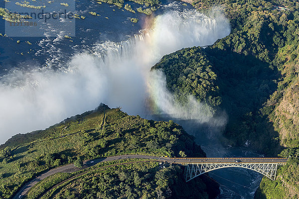 Luftaufnahme der Brücke und der Victoriafälle; Botswana'.