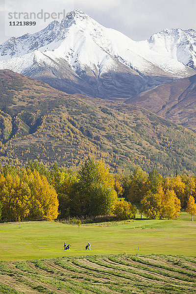 Golfer auf dem Golfplatz an der Fishhook Road außerhalb von Palmer im Herbst. Südzentrales Alaska.