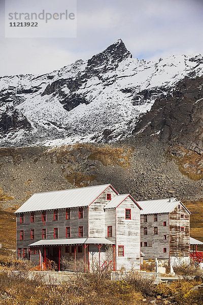 Gebäude der Independence Mine am Hatcher Pass im Herbst  Talkeetna Mountains  Süd-Zentral-Alaska  USA