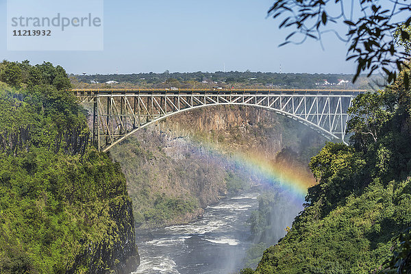 Regenbogen  der die Schlucht unter der Brücke der Victoriafälle überquert; Botswana'.