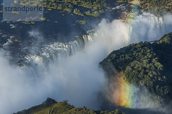 Luftaufnahme der Victoriafälle und der Schlucht; Botswana'.