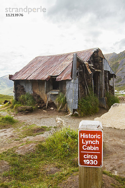 Die alte historische Lynch Cabin auf dem Weg zum Gold Cord Lake in Hatcher Pass  Alaska im Sommer. Südzentrales Alaska.