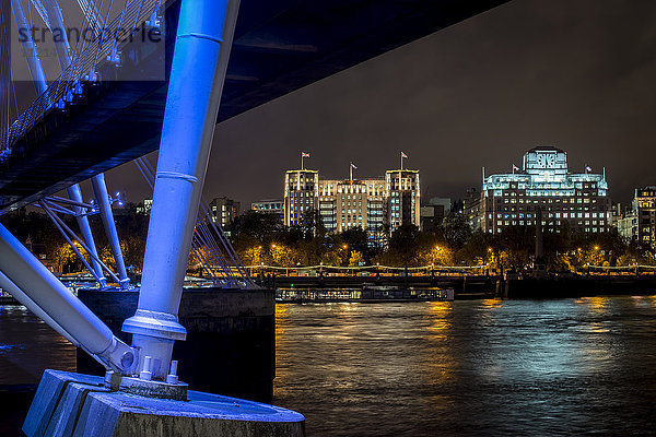 Hungerford Bridge und Golden Jubilee Brücken in der Nacht; London  England