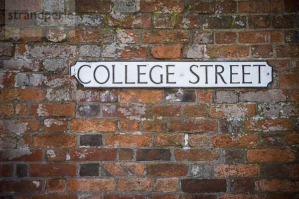 Schild für College Street an einer Backsteinmauer; Winchester  Hampshire  England'.