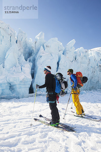 Winterskifahrer am Portage Glacier. Südzentrales Alaska. Winter.
