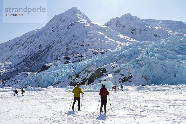 Skilangläufer am Portage Glacier. Südzentrales Alaska. Winter.