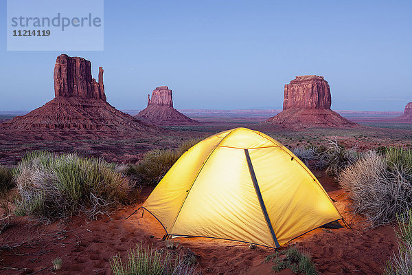 Die Fäustlinge und das Zelt in der Abenddämmerung  Navajo Tribal Park  Monument Valley; Arizona  Vereinigte Staaten von Amerika'.