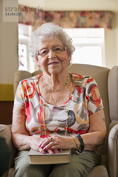 Ältere Frau  die das Leben in einer Wohngemeinschaft genießt; Devon  Alberta  Kanada'.