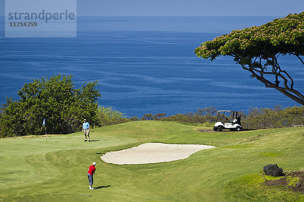 Golfspieler auf dem Golfplatz  Kona Country Club; Kailua Kona  Insel Hawaii  Hawaii  Vereinigte Staaten von Amerika'.