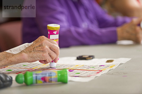 Senioren spielen Bingo; Devon  Alberta  Kanada'.