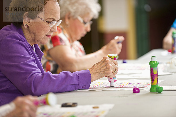 Senioren spielen Bingo; Devon  Alberta  Kanada'.