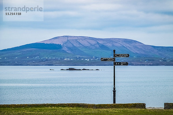 Beschilderung entlang der Küstenlinie; Waterville  Grafschaft Kerry  Irland