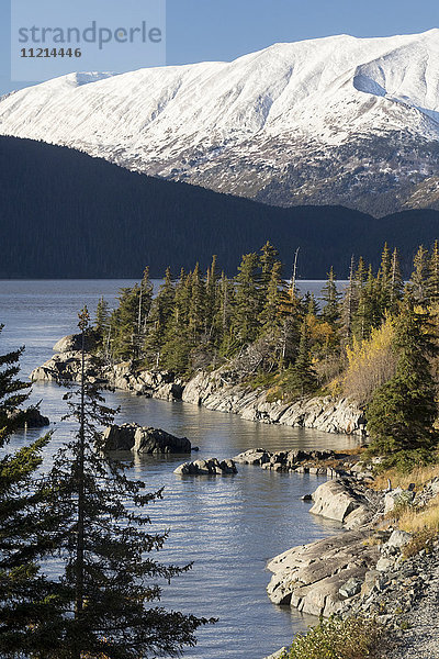 Landschaft  Bird Point  gesehen vom Seward Highway im Herbst  Turnagain Arm und Kenai Mountains im Hintergrund; Alaska  Vereinigte Staaten von Amerika'.