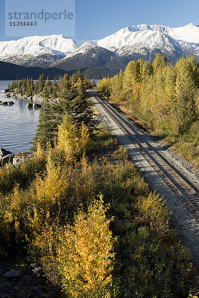Landschaft  Bird Point  gesehen vom Seward Highway im Herbst  Turnagain Arm und Kenai Mountains im Hintergrund  Gleise der Alaska-Eisenbahn im Vordergrund; Alaska  Vereinigte Staaten von Amerika'.
