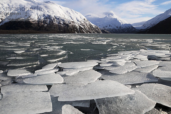 Eisaufbruch am Portage-See im Portage-Tal in Süd-Zentral-Alaska im Winter; Alaska  Vereinigte Staaten von Amerika'.