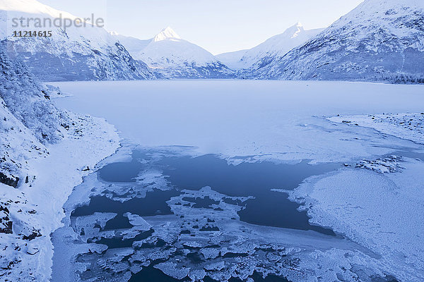 Winterlandschaft des Portage-Sees und der Chugach-Berge  Süd-Zentral-Alaska