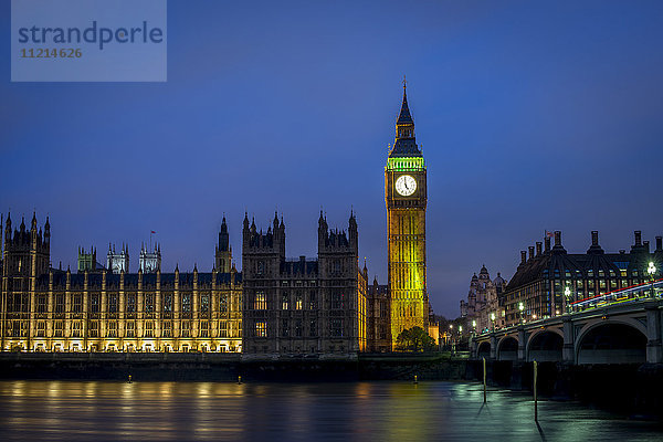 Lichter werden über den Big Ben projiziert; London  England'.