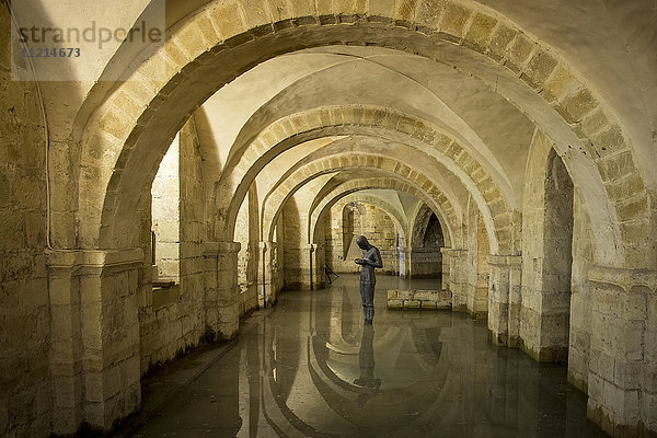 Antony Gormley Sound ll-Skulptur in der überfluteten Krypta der Kathedrale von Winchester; Winchester  Hampshire  England