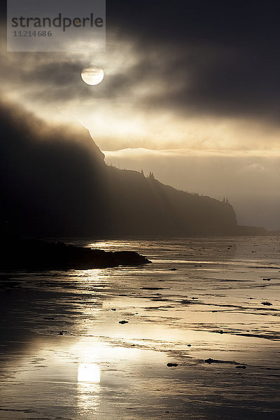 Nebeliger Sonnenuntergang über Turnagain Arm entlang des Seward Highway  Süd-Zentral-Alaska  USA