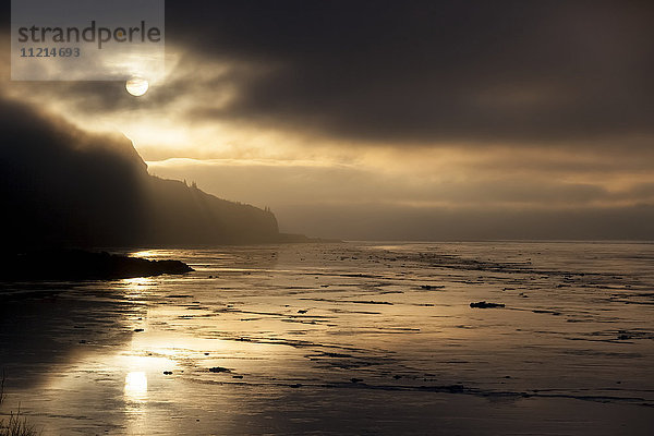 Nebeliger Sonnenuntergang über Turnagain Arm entlang des Seward Highway  Süd-Zentral-Alaska  USA