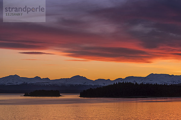 Sonnenuntergang  Auke Bay; Juneau  Alaska  Vereinigte Staaten von Amerika'.