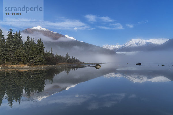 Nebliger Morgen am Mendenhall Lake  Tongass National Forest; Juneau  Alaska  Vereinigte Staaten von Amerika'.
