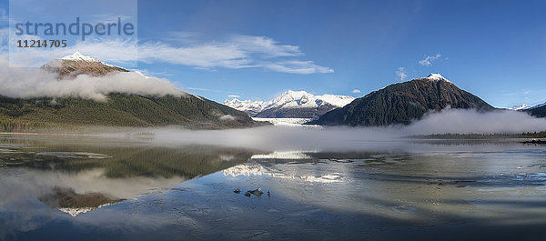 Nebliger Morgen am Mendenhall Lake  Tongass National Forest; Juneau  Alaska  Vereinigte Staaten von Amerika'.