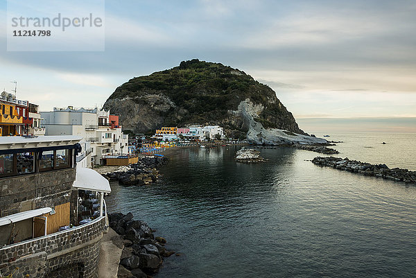 Boote im Hafen und bunte Gebäude auf der Mittelmeerinsel Ischia; Sant Angelo  Ischia  Kampanien  Italien'.