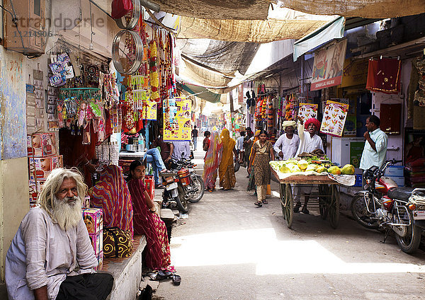 Einheimische beim Einkaufen auf einem ländlichen Basar in einem Rajasthani-Dorf