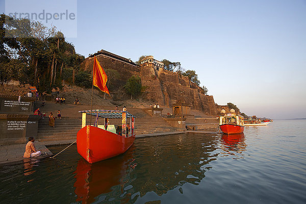 Ahilya Fort und Badeghats am Namada-Fluss mit bunten Booten
