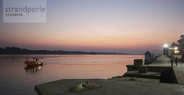 Blick auf das Ahilya Fort am Namada-Fluss bei Sonnenuntergang  Meheshwar  Indien